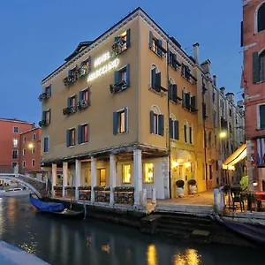 Hotel Arlecchino, Benátky